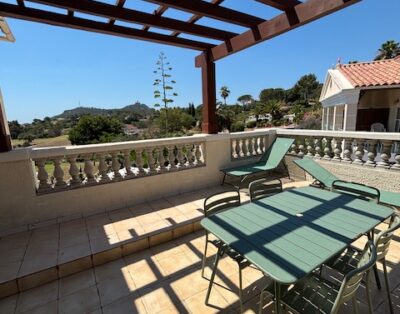 Bel appartement, grande terrasse vue mer, dans les villas au centre du village, au calme, rénové, climatisé.